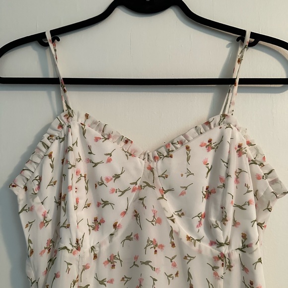 Floral Fitted Maxi Dress with pretty details - Picture 3 of 7